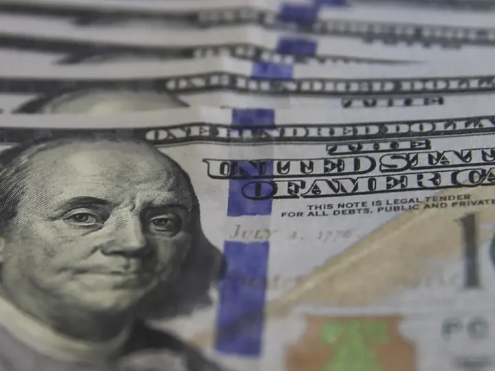 Dólar recua para R$ 4,97 impulsionado por trégua no Oriente Médio e reabertura de Ormuz