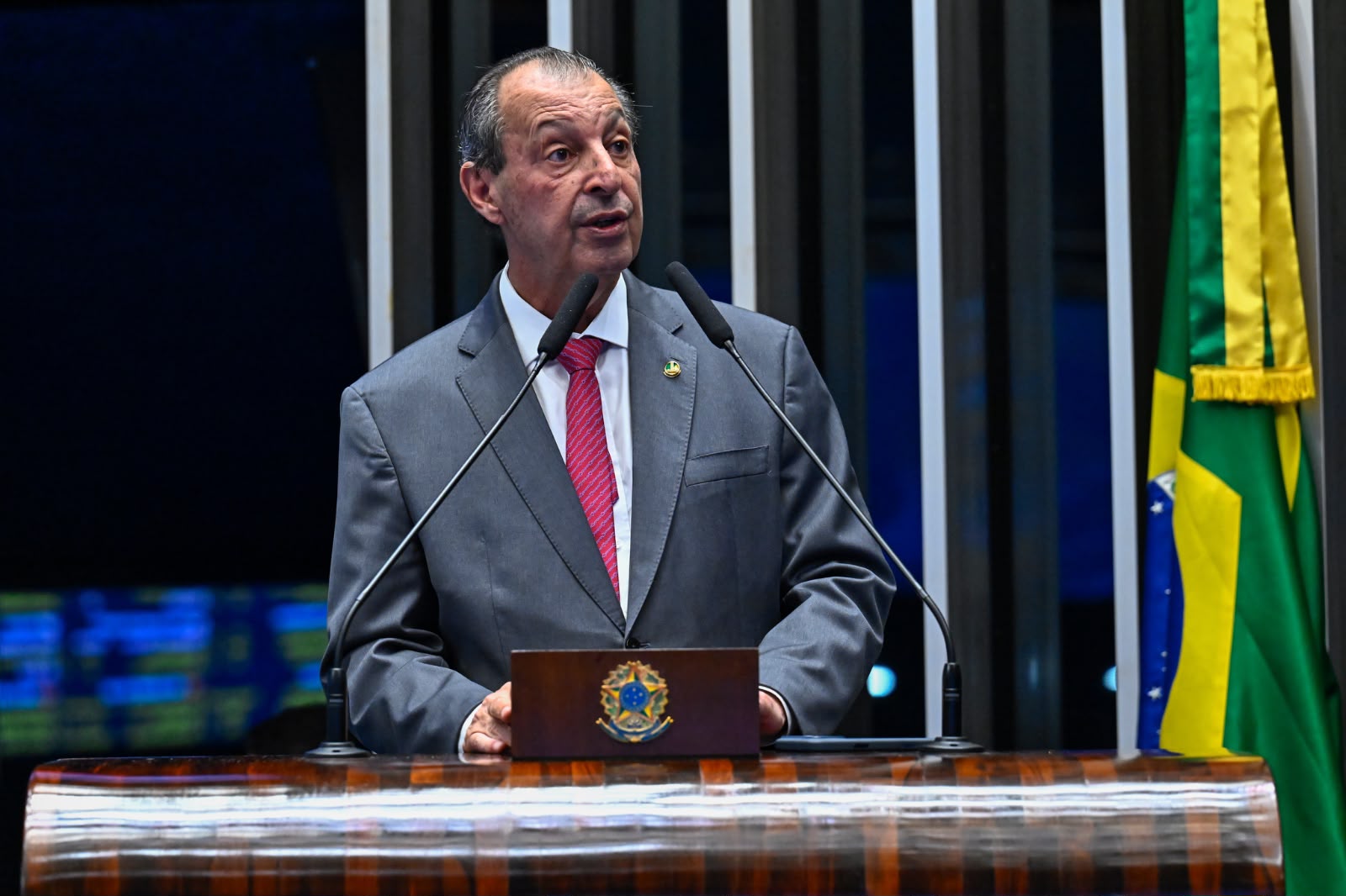 Omar Aziz mantém liderança em nova pesquisa para o Governo do AM